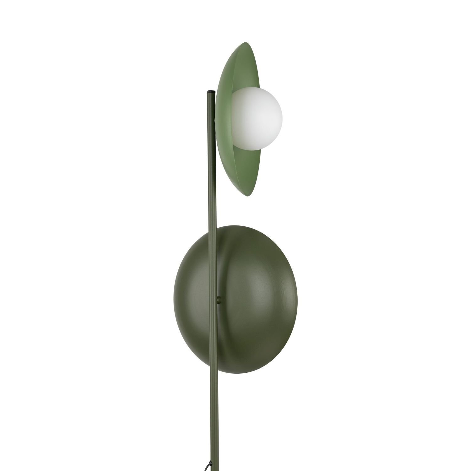 Lampa podłogowa z metalowym stelażem w kolorze zielonym, z białym kloszem w kształcie kuli. Elementy dekoracyjne w postaci zielonych dysków umieszczone są wokół klosza.
