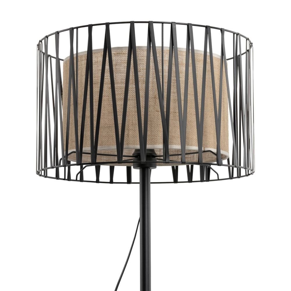 Lampa podłogowa z czarnym metalowym stelażem i abażurem z juty w kolorze brązowym. Konstrukcja ma geometryczny wzór z pionowymi i skośnymi elementami.
