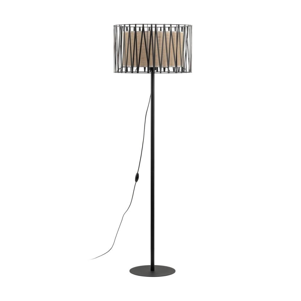 Czarna lampa podłogowa z okrągłym abażurem wykonanym z juty, umieszczonym w metalowej ramie o geometrycznym wzorze. Lampa posiada prosty, smukły trzon i okrągłą podstawę.