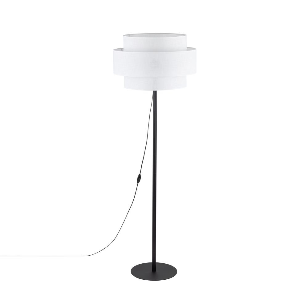 Lampa podłogowa z białym, cylindrycznym abażurem i czarną, smukłą podstawą. Kabel z włącznikiem zwisa z tyłu lampy.