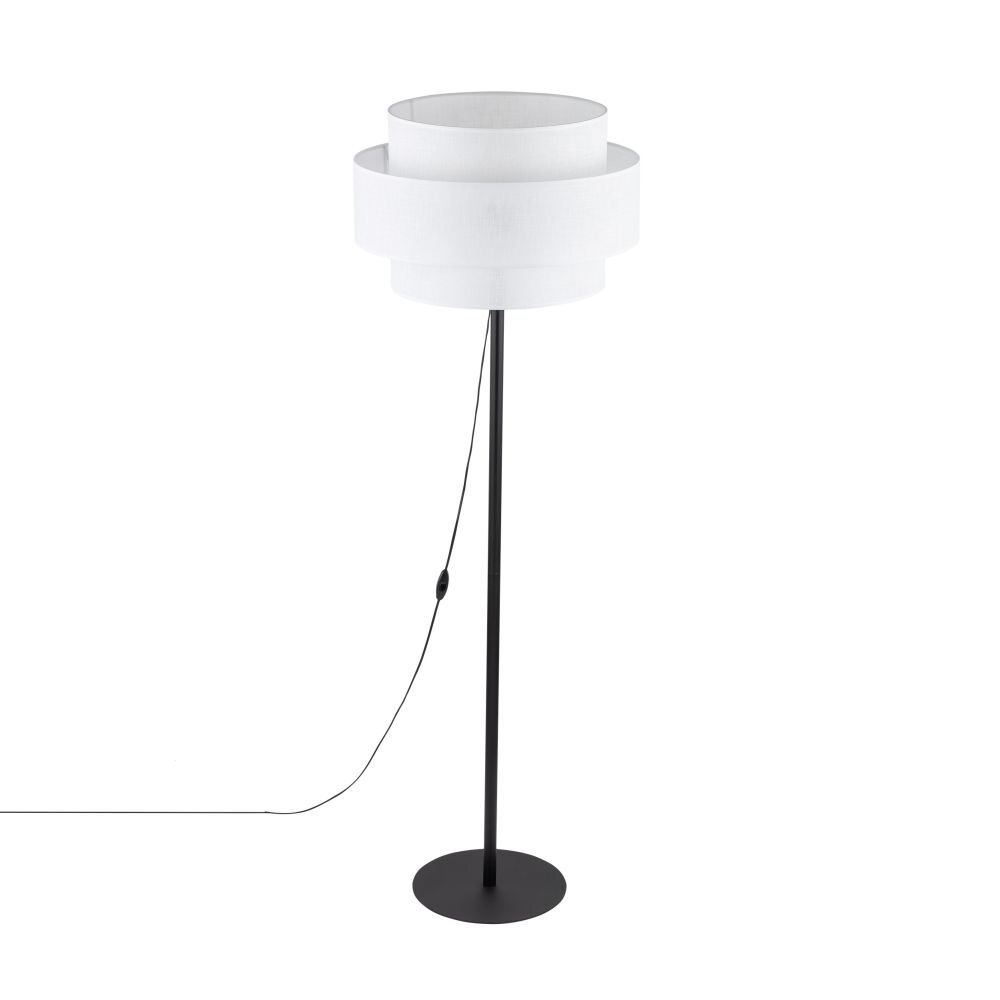 Lampa podłogowa z białym, cylindrycznym abażurem i czarną, smukłą podstawą. Kabel z włącznikiem zwisa z oprawy.