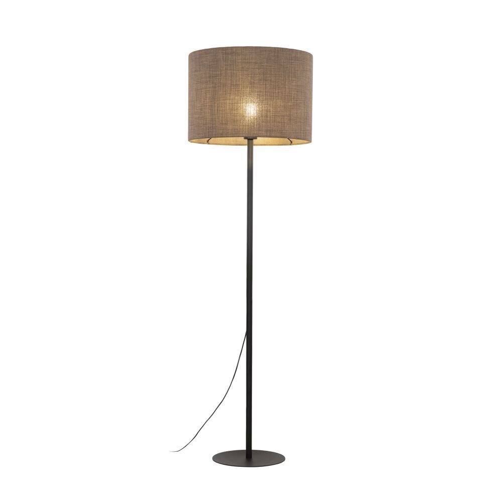 Lampa podłogowa z czarnym, smukłym stelażem i okrągłym, brązowym abażurem. Kabel zasilający widoczny jest przy podstawie lampy.