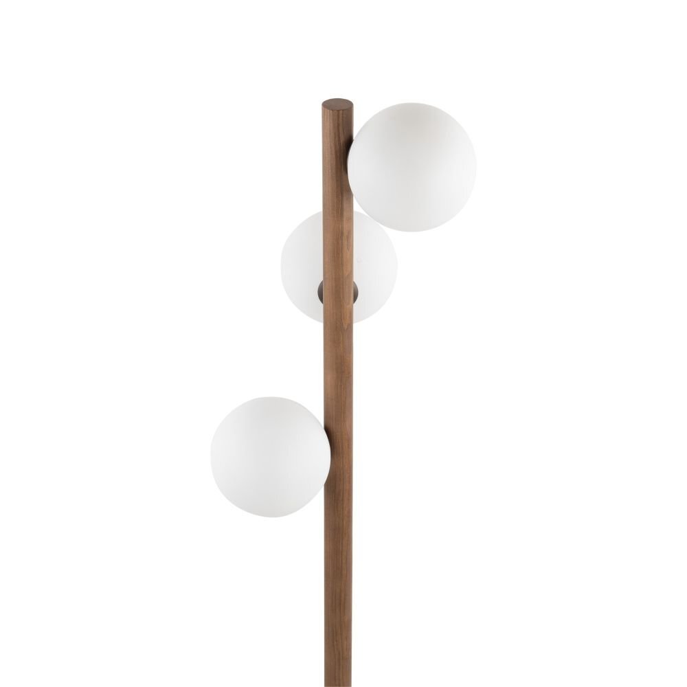 Lampa podłogowa z drewnianym trzonkiem i trzema białymi, kulistymi kloszami. Klosze są rozmieszczone wzdłuż trzonka na różnych wysokościach.