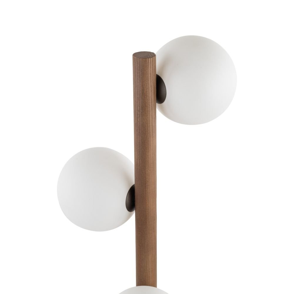 Lampa podłogowa z drewnianym trzonem i trzema białymi, kulistymi kloszami. Klosze są przymocowane do trzonu w równych odstępach.