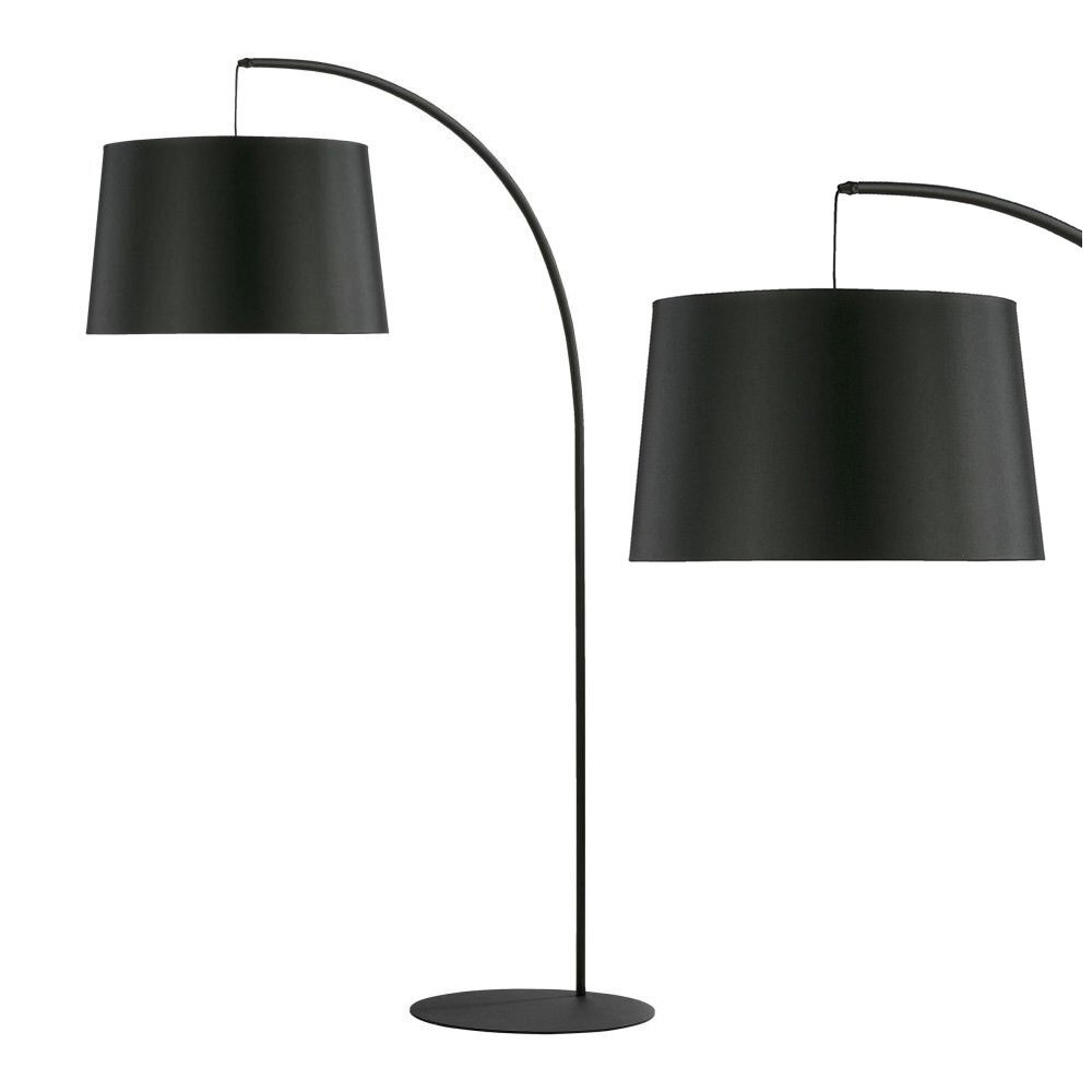 Czarna lampa podłogowa z zakrzywionym ramieniem i dużym, cylindrycznym kloszem. Lampa stoi na okrągłej podstawie.