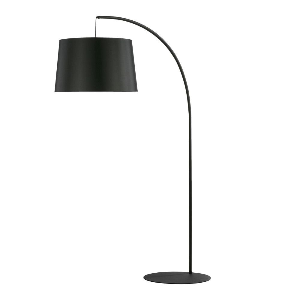 Czarna lampa podłogowa z zakrzywionym ramieniem i dużym, cylindrycznym kloszem. Podstawa lampy jest okrągła i płaska.