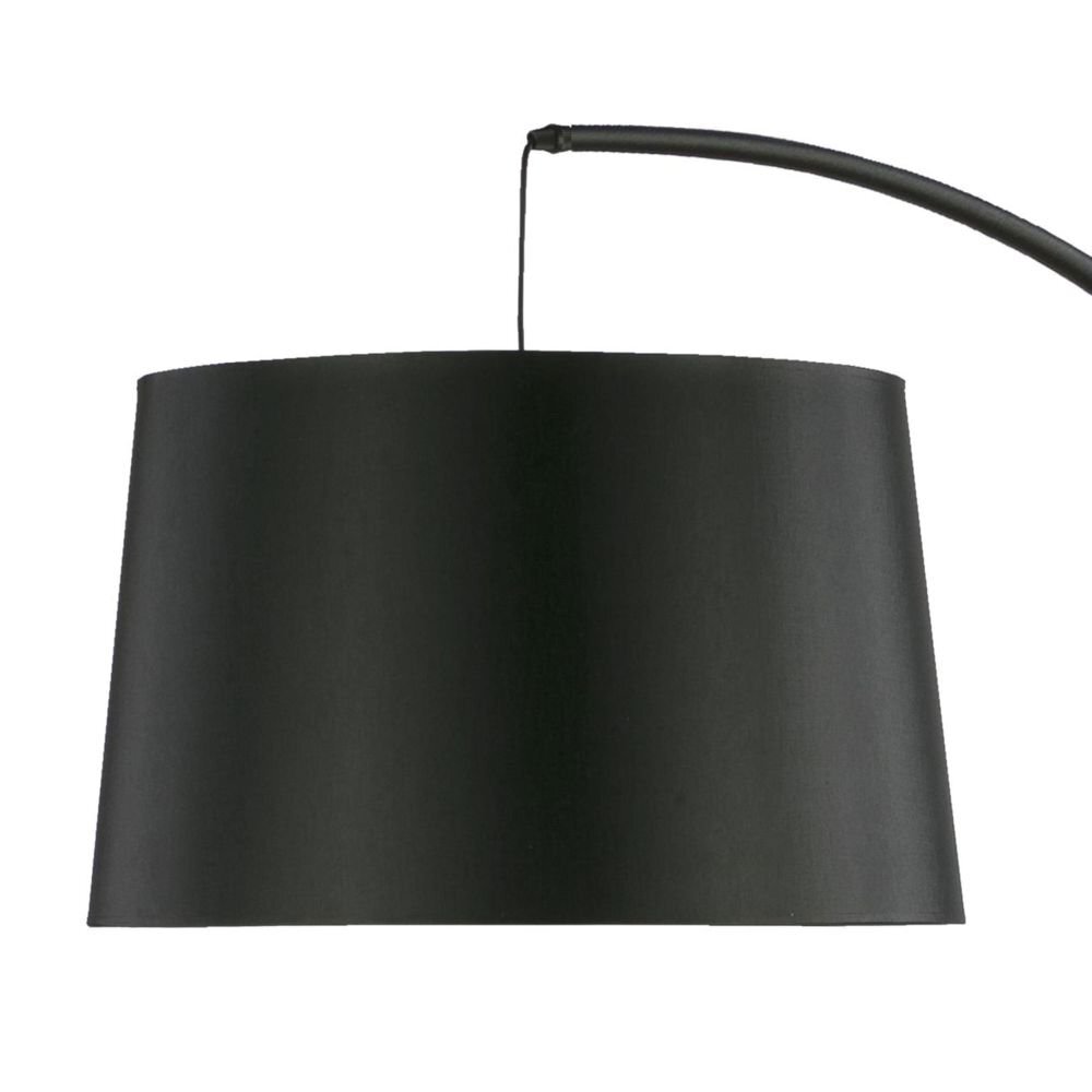 Czarny klosz lampy podłogowej o prostym, eleganckim designie. Klosz jest zawieszony na zakrzywionym ramieniu.