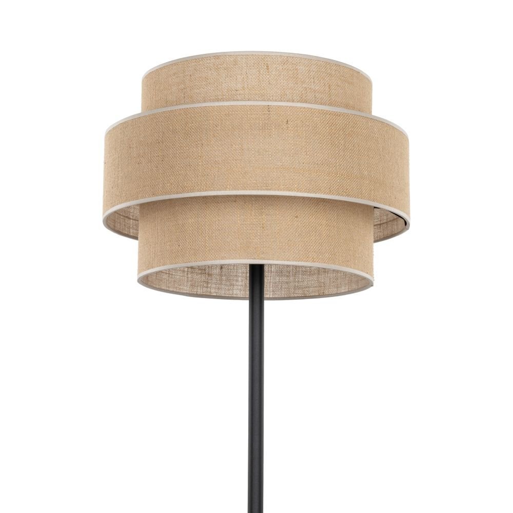 Lampa podłogowa z czarnym stelażem i jutowym abażurem w kształcie dwóch nakładających się cylindrów. Abażur ma naturalny, beżowy kolor.