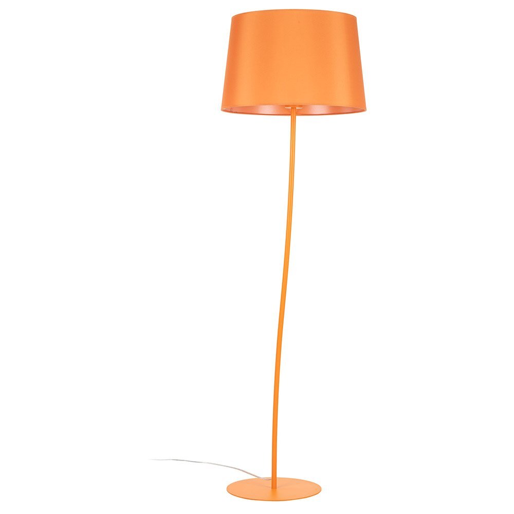 Pomarańczowa lampa podłogowa z prostym, metalowym stelażem i okrągłym abażurem. Lampa stoi na okrągłej podstawie, a kabel zasilający jest widoczny na podłodze.