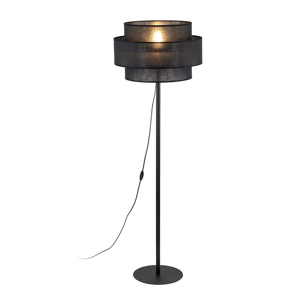 Czarna lampa podłogowa z metalowym stelażem i abażurem, z widocznym przewodem z włącznikiem. Lampa ma nowoczesny design i jest przeznaczona do salonu lub sypialni.