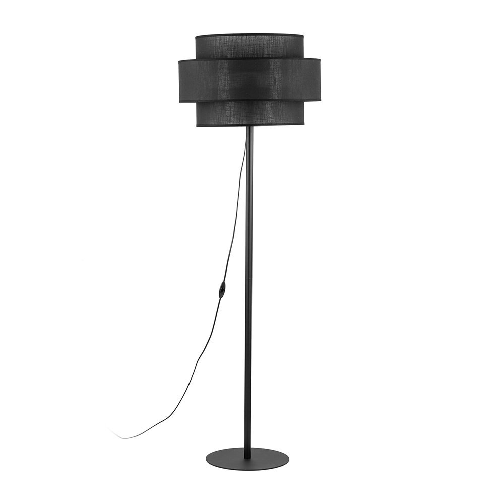 Czarna lampa podłogowa z metalowym stelażem i abażurem w nowoczesnym stylu. Posiada przewód z włącznikiem i okrągłą podstawę.