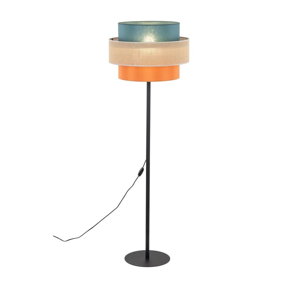Lampa podłogowa z trzema kolorowymi abażurami: niebieskim, beżowym i pomarańczowym, na czarnym stojaku z okrągłą podstawą. Kabel z włącznikiem zwisa z boku stojaka.