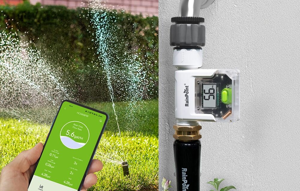 Miernik Cyfrowy przepływu wody RAINPOINT HCS008FRF, miernik przepływu, woda, monitoring, ogród, Licznik RainPoint przy kranie oraz widok aplikacji na telefonie podczas pracy zraszacza ogrodowego.