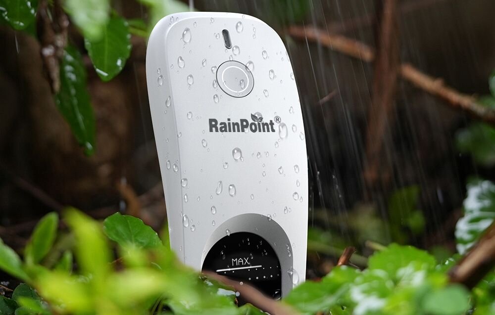 Zewnętrzny czujnik wilgotności gleby RAINPOINT HCS021FRF, czujnik gleby, monitoring, rośliny, smart ogród, Zbliżenie na mokrą obudowę urządzenia RainPoint podczas opadów deszczu.