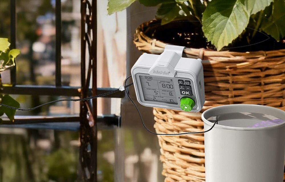 Wewnętrzny zestaw pompy do podlewania RAINPOINT IK153, system nawadniania, rośliny, automatyka, dom, Widok z przodu na sterownik z widocznymi przyciskami Cycle Soak, Delay oraz zielonym przełącznikiem funkcji.