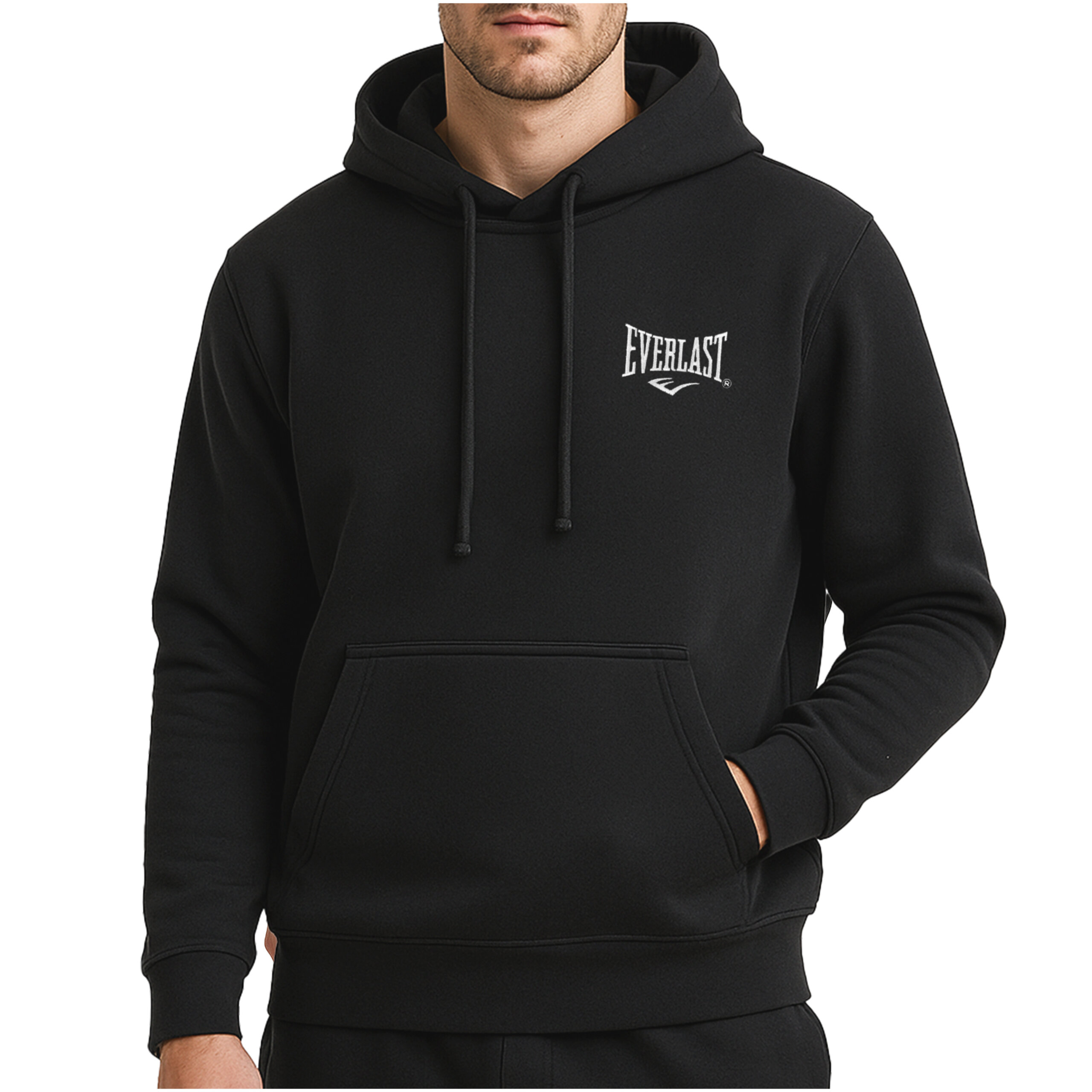 Czarna bluza z kapturem z logo \'Everlast\' na piersi. Osoba nosząca bluzę ma ręce w kieszeni.