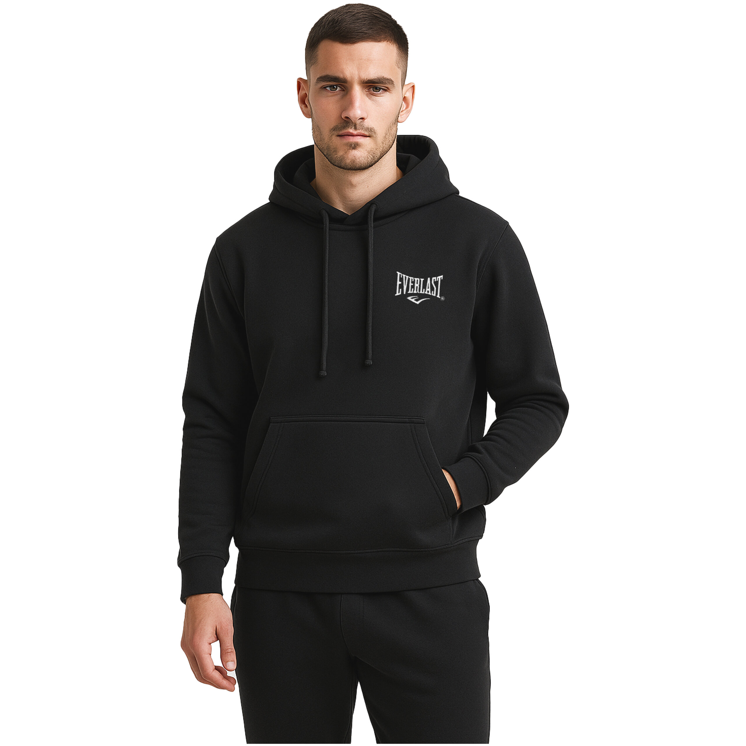 Mężczyzna ubrany w czarną bluzę z kapturem, na której widnieje logo \'Everlast\'.