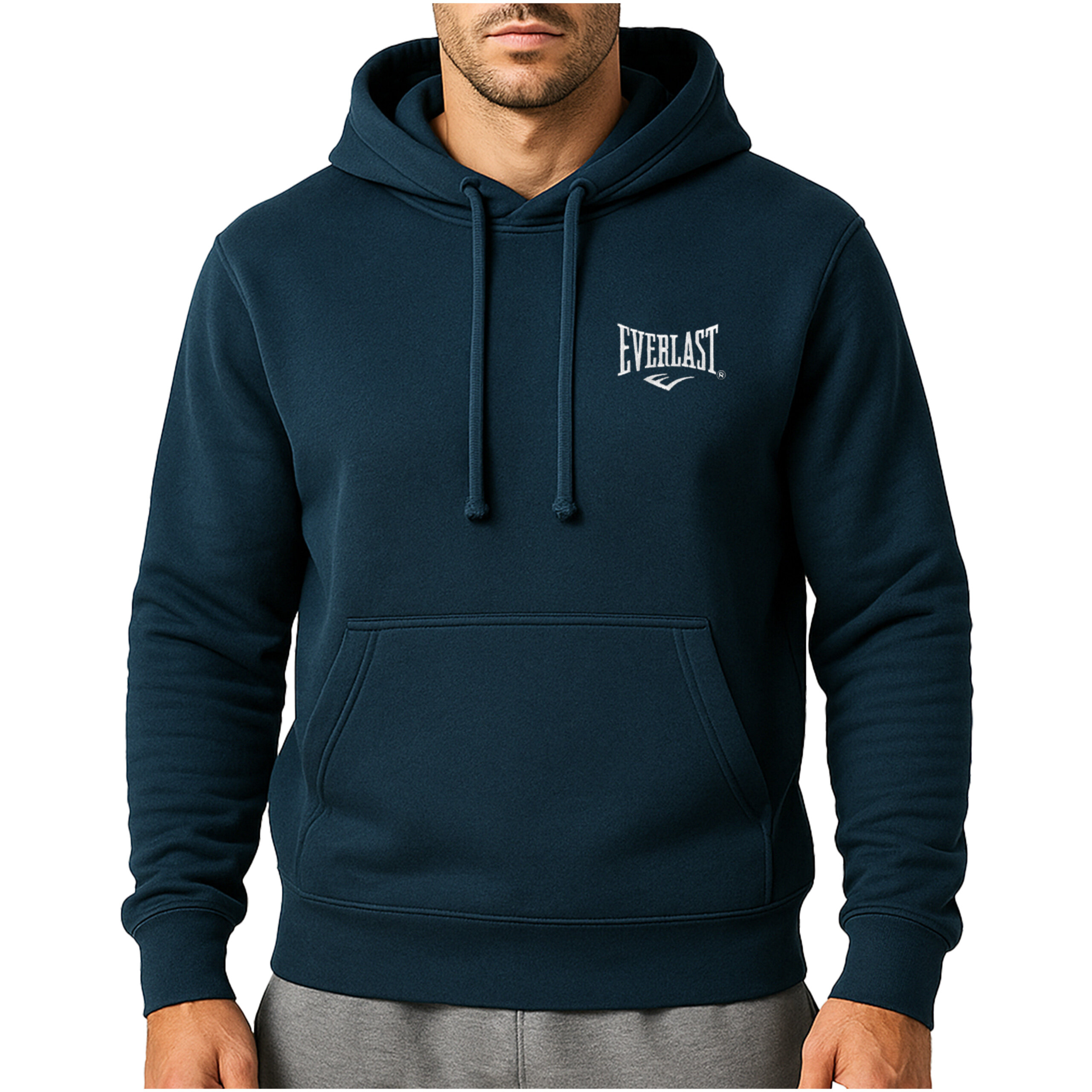 Mężczyzna nosi ciemnoniebieską bluzę z kapturem z logo \'Everlast\' na piersi. Bluza ma kieszeń typu kangurka i sznurki przy kapturze.