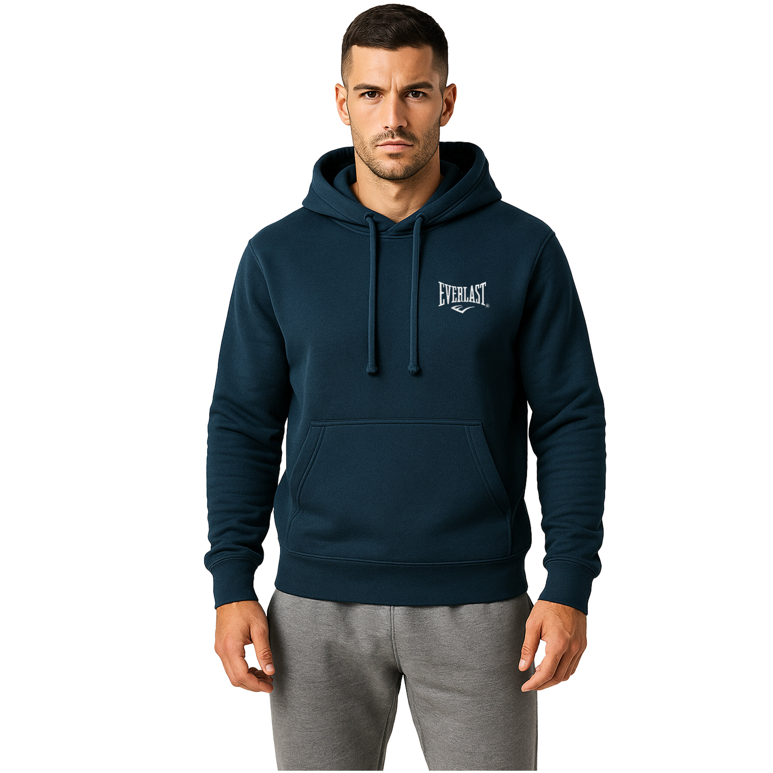 Mężczyzna ubrany w ciemnoniebieską bluzę z kapturem z logo \'Everlast\' na piersi. Bluza ma kieszeń typu kangurka, a mężczyzna stoi na białym tle.