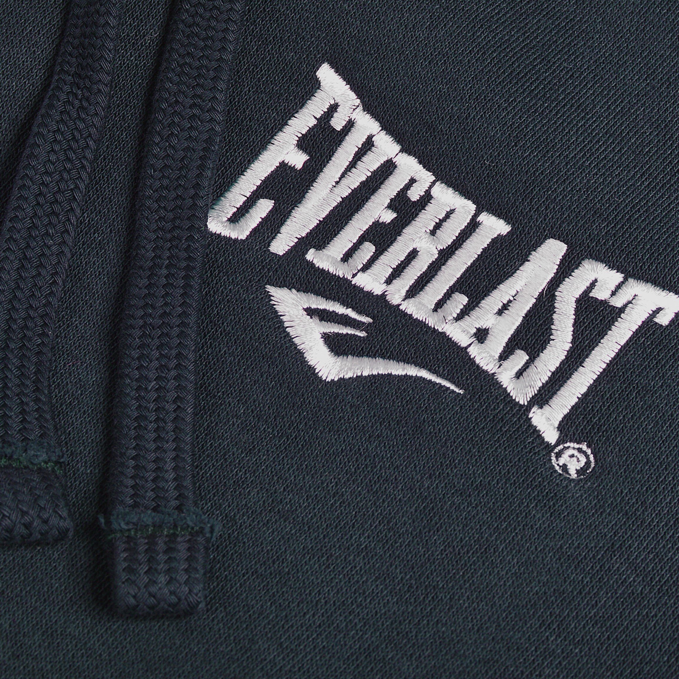 Ciemna tkanina z widocznym białym haftem przedstawiającym napis \'EVERLAST\' oraz stylizowany symbol poniżej. Obok napisu znajdują się sznurki, prawdopodobnie od kaptura bluzy.
