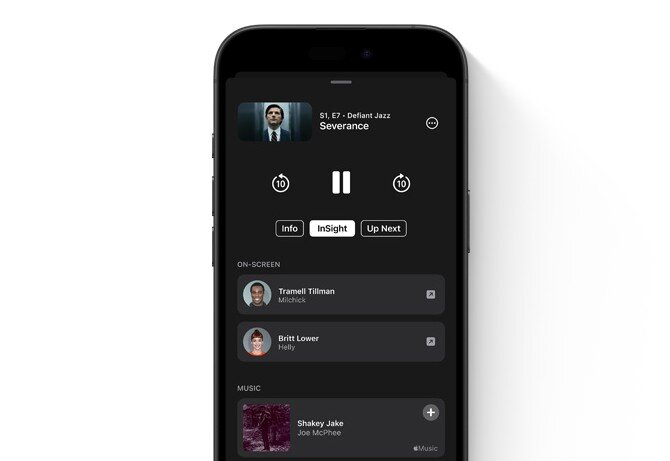 Smartfon wyświetla ekran aplikacji z odtwarzaczem multimedialnym, na którym widoczny jest tytuł \'Severance\' oraz przyciski sterujące. Poniżej znajdują się sekcje \'ON-SCREEN\' z nazwiskami i \'MUSIC\' z utworem \'Shakey Jake\'.