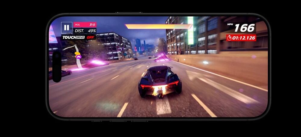 Na ekranie smartfona wyświetlana jest gra wyścigowa z samochodem jadącym po miejskiej drodze. Widoczne są elementy interfejsu gry, takie jak prędkość \'166 MPH\' i czas \'01:12:126\'.