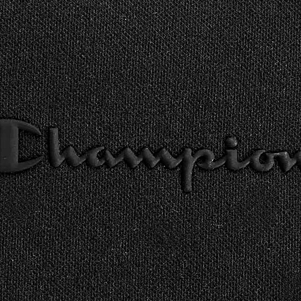 Czarny materiał z wytłoczonym napisem \'Champion\'.