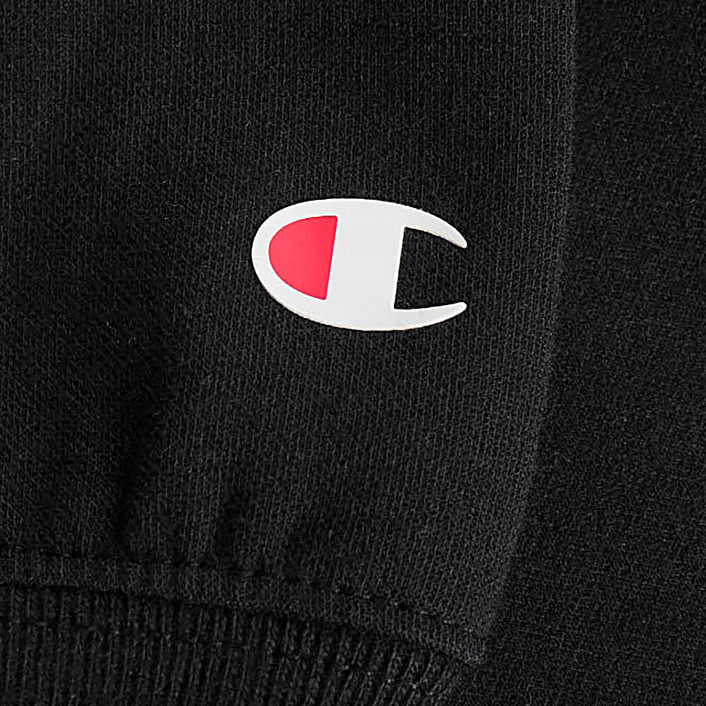 Czarna tkanina z widocznym logo w kształcie litery \'C\' w kolorach białym i czerwonym.