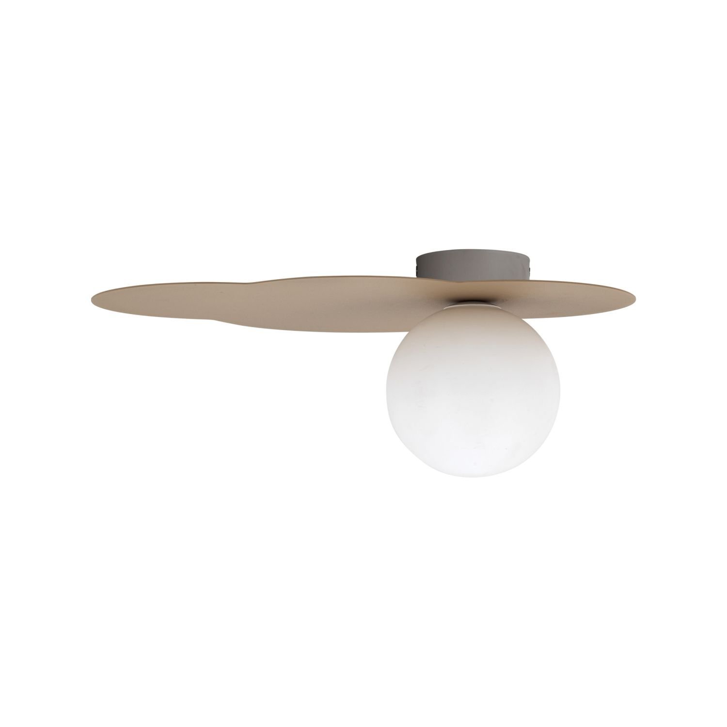 Lampa sufitowo-ścienna z beżowym, płaskim kloszem i białą, kulistą żarówką. Nowoczesny design, odpowiednia do salonu i sypialni.