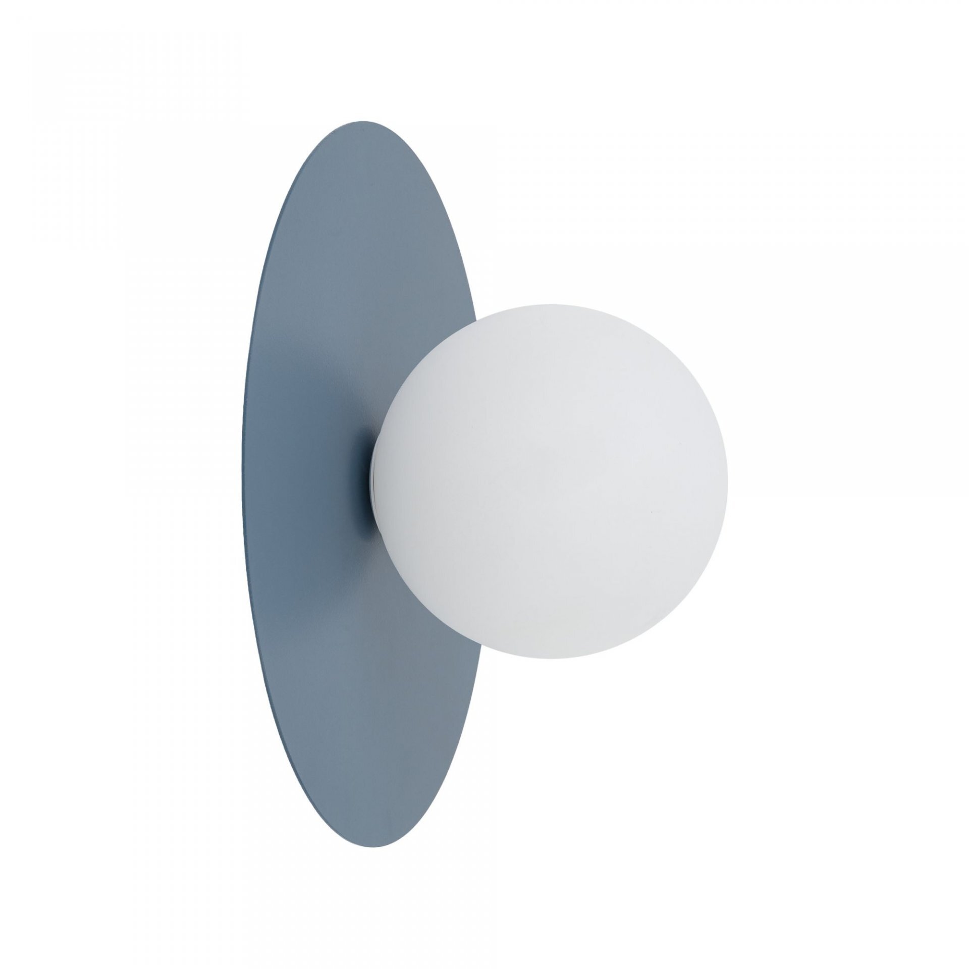 Na obrazie widoczna jest nowoczesna lampa ścienno-sufitowa z granatowym, owalnym mocowaniem i białym, kulistym kloszem. Lampa ma minimalistyczny design i jest przeznaczona do montażu na ścianie lub suficie.