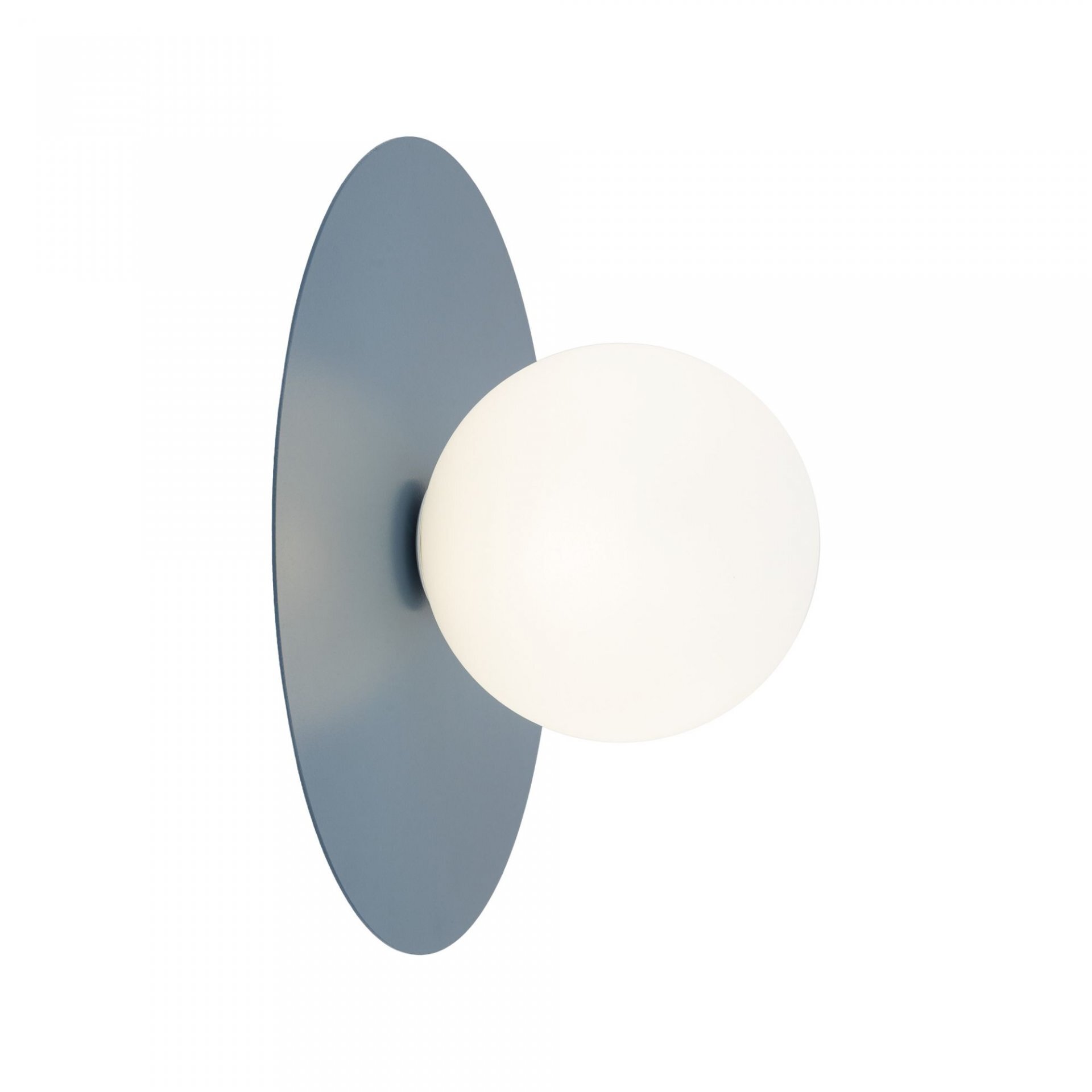 Na obrazie widoczna jest nowoczesna lampa ścienno-sufitowa z granatowym, owalnym mocowaniem i białym, kulistym kloszem. Lampa ma minimalistyczny design i jest przeznaczona do montażu na ścianie lub suficie.
