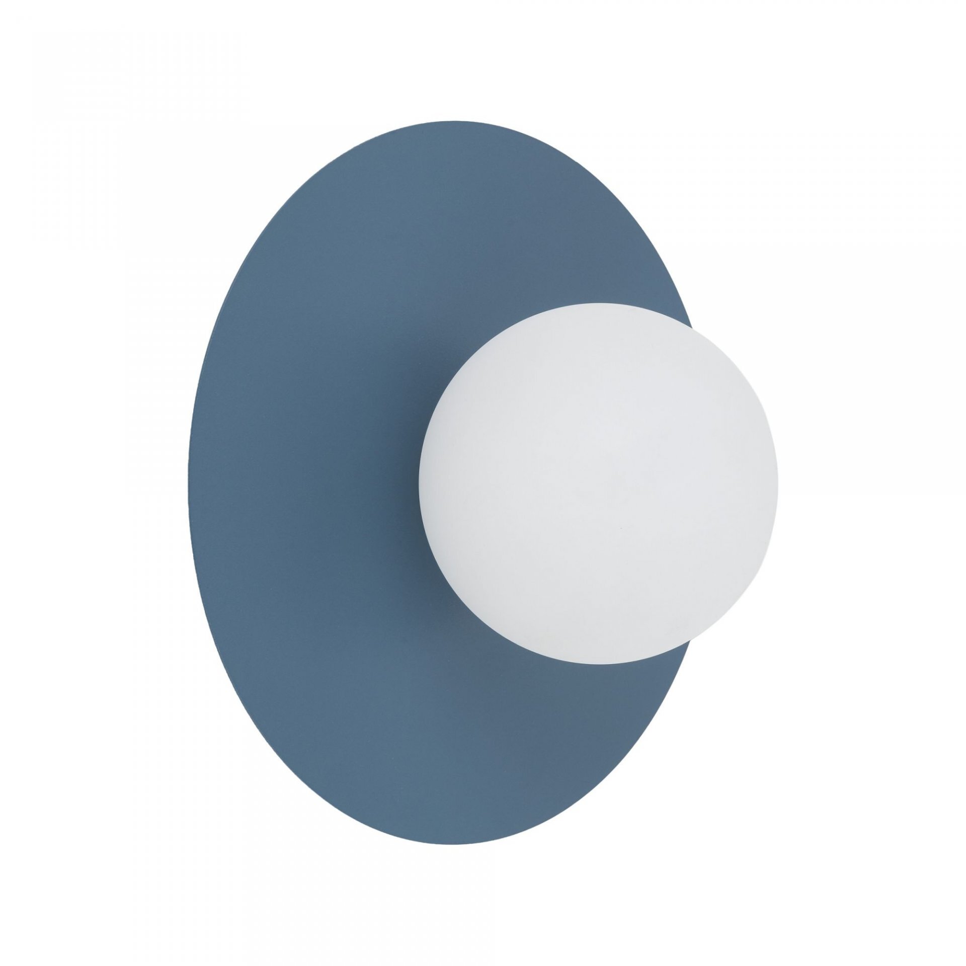 Na obrazie widoczna jest nowoczesna lampa ścienno-sufitowa z granatowym, owalnym tłem i białym, kulistym kloszem. Lampa ma minimalistyczny design i jest przeznaczona do montażu na ścianie lub suficie.