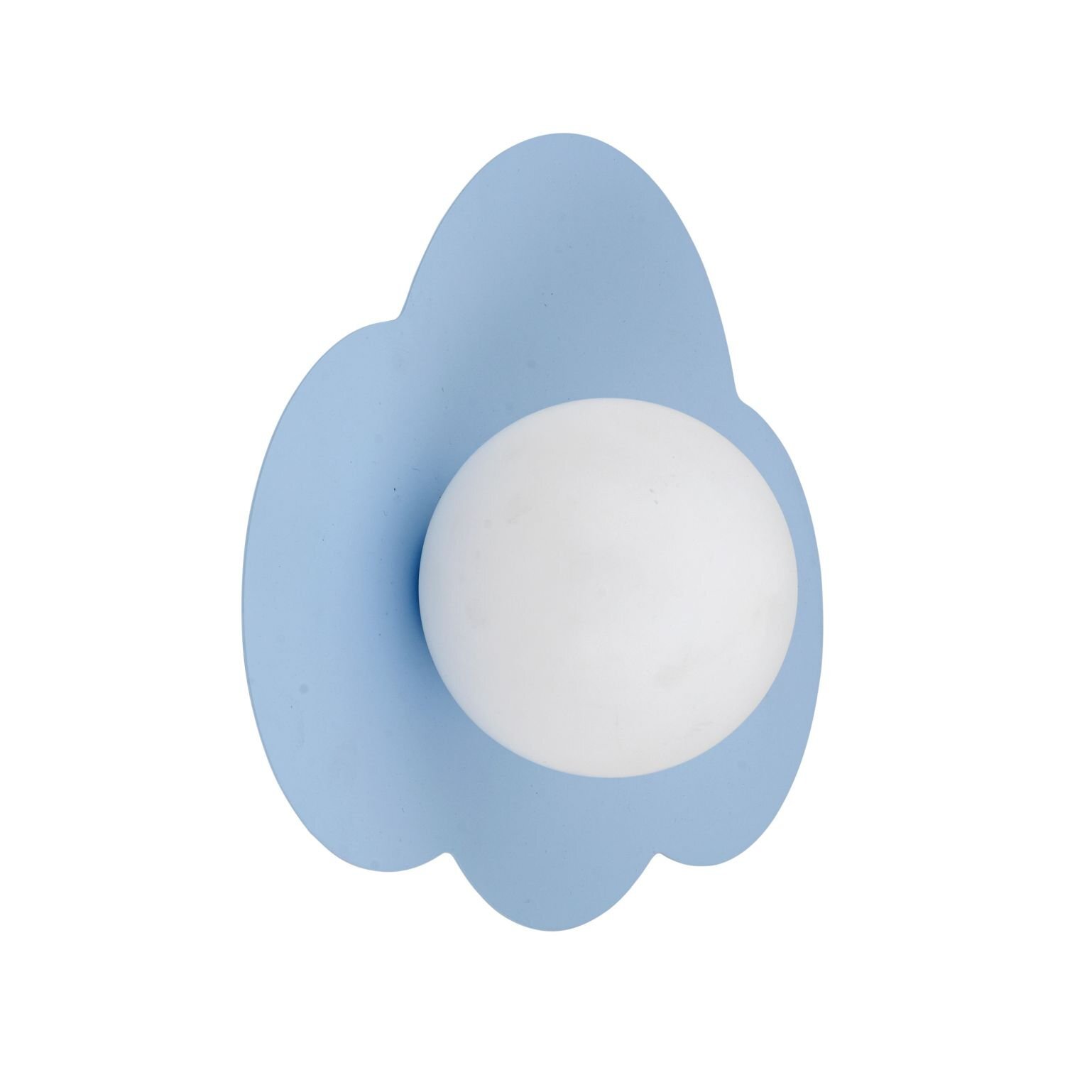 Lampa sufitowo-ścienna z białą kulistą żarówką na niebieskiej, chmurkowej podstawie. Produkt ma nowoczesny design, odpowiedni do salonu i sypialni.
