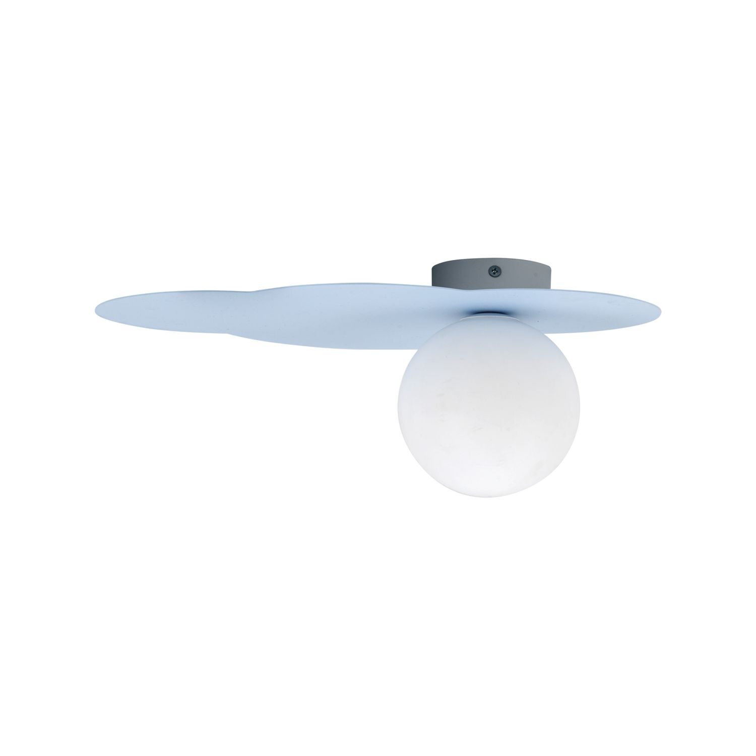 Lampa sufitowo-ścienna z białą kulistą żarówką i niebieską, płaską podstawą o falistym kształcie. Montaż sufitowy z widocznym mocowaniem w kolorze szarym.