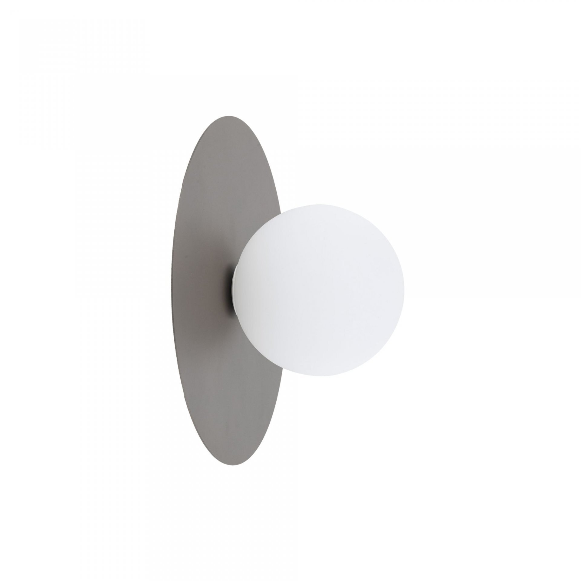 Lampa ścienno-sufitowa z okrągłym, białym kloszem zamontowanym na brązowej, owalnej podstawie. Produkt ma nowoczesny design i jest przeznaczony do montażu na ścianie lub suficie.