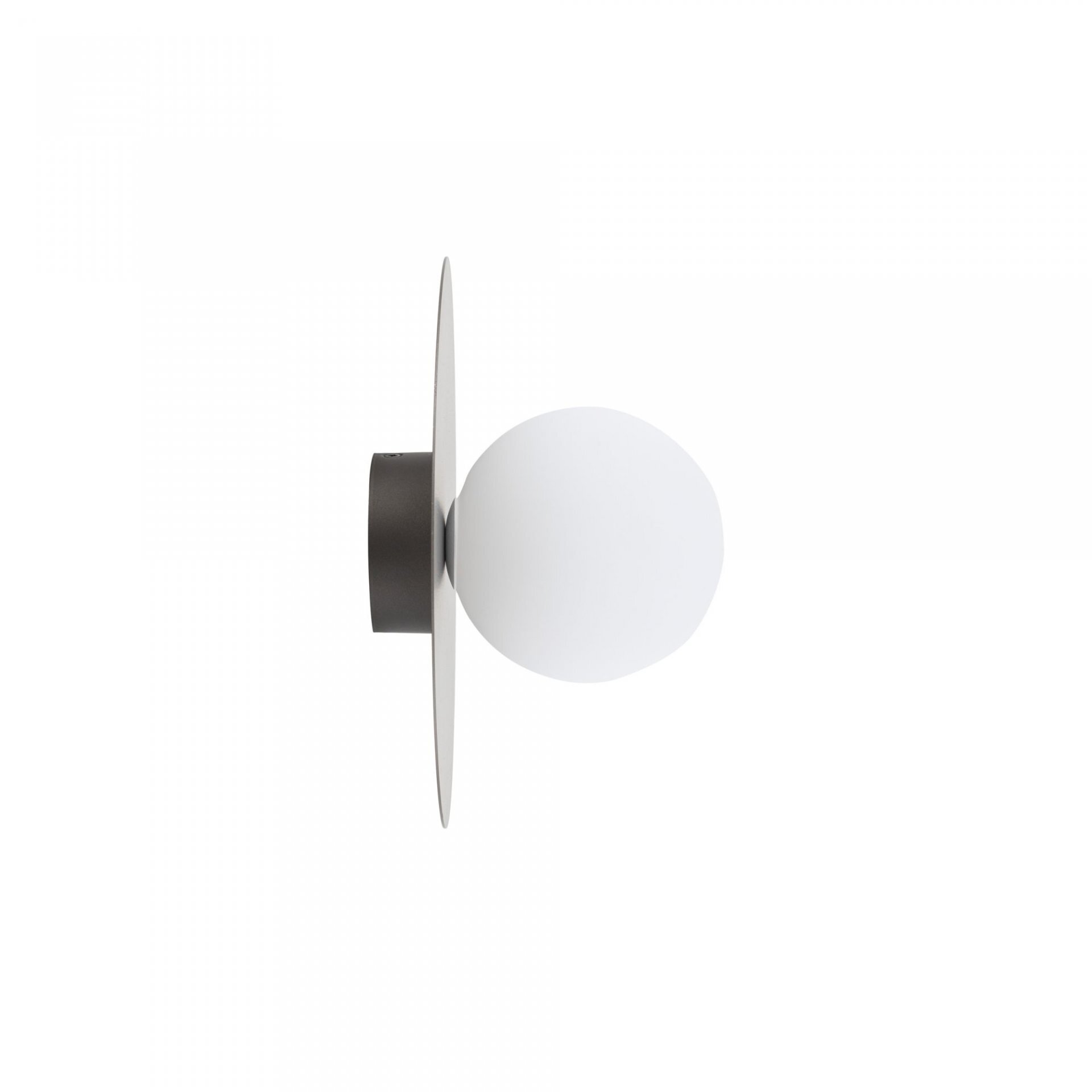 Lampa ścienno-sufitowa z okrągłym, białym kloszem zamontowanym na brązowej podstawie. Konstrukcja jest nowoczesna i minimalistyczna.