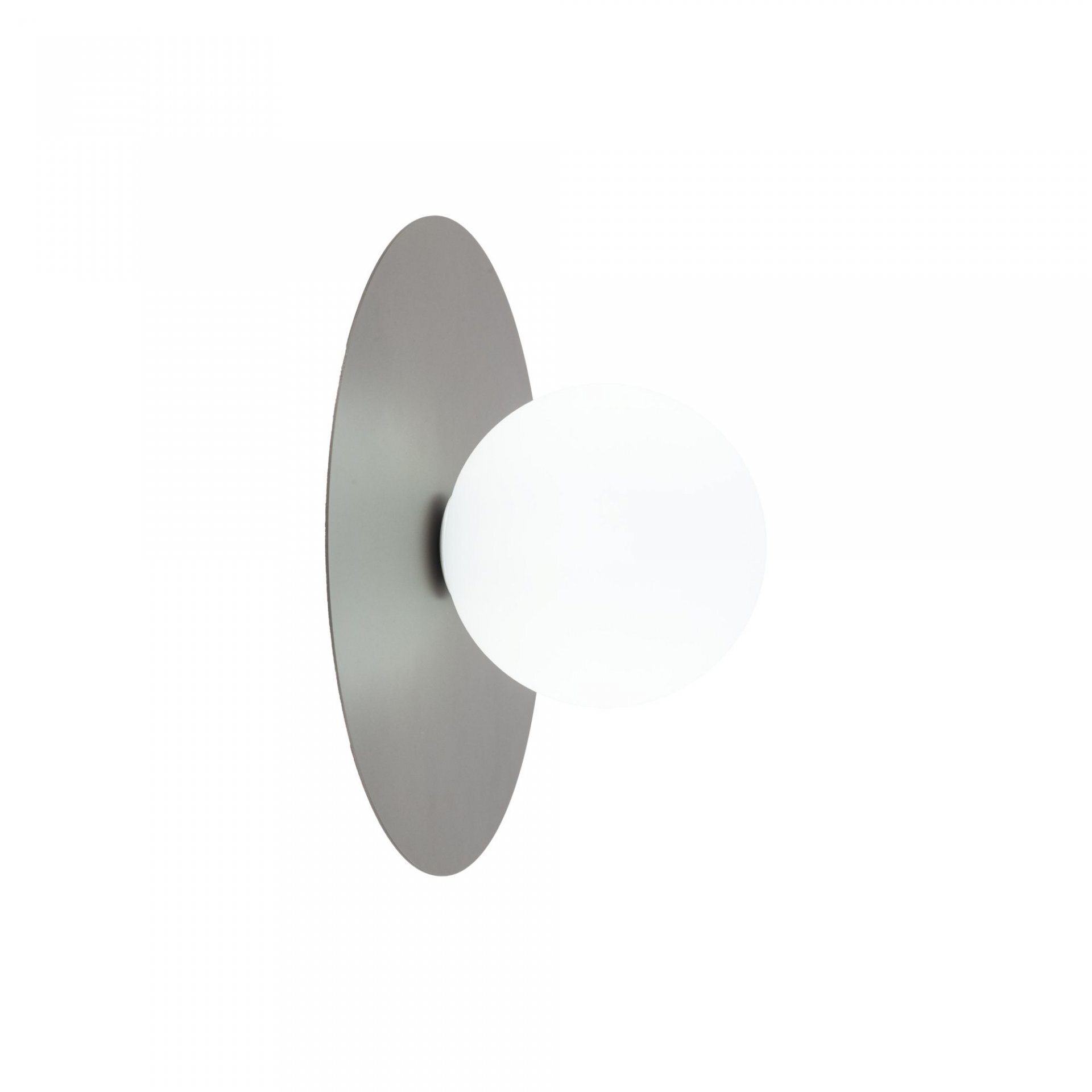 Na obrazie widoczna jest nowoczesna lampa ścienno-sufitowa z okrągłym, białym kloszem i brązowym, owalnym mocowaniem. Lampa ma minimalistyczny design i jest przeznaczona do montażu na ścianie lub suficie.