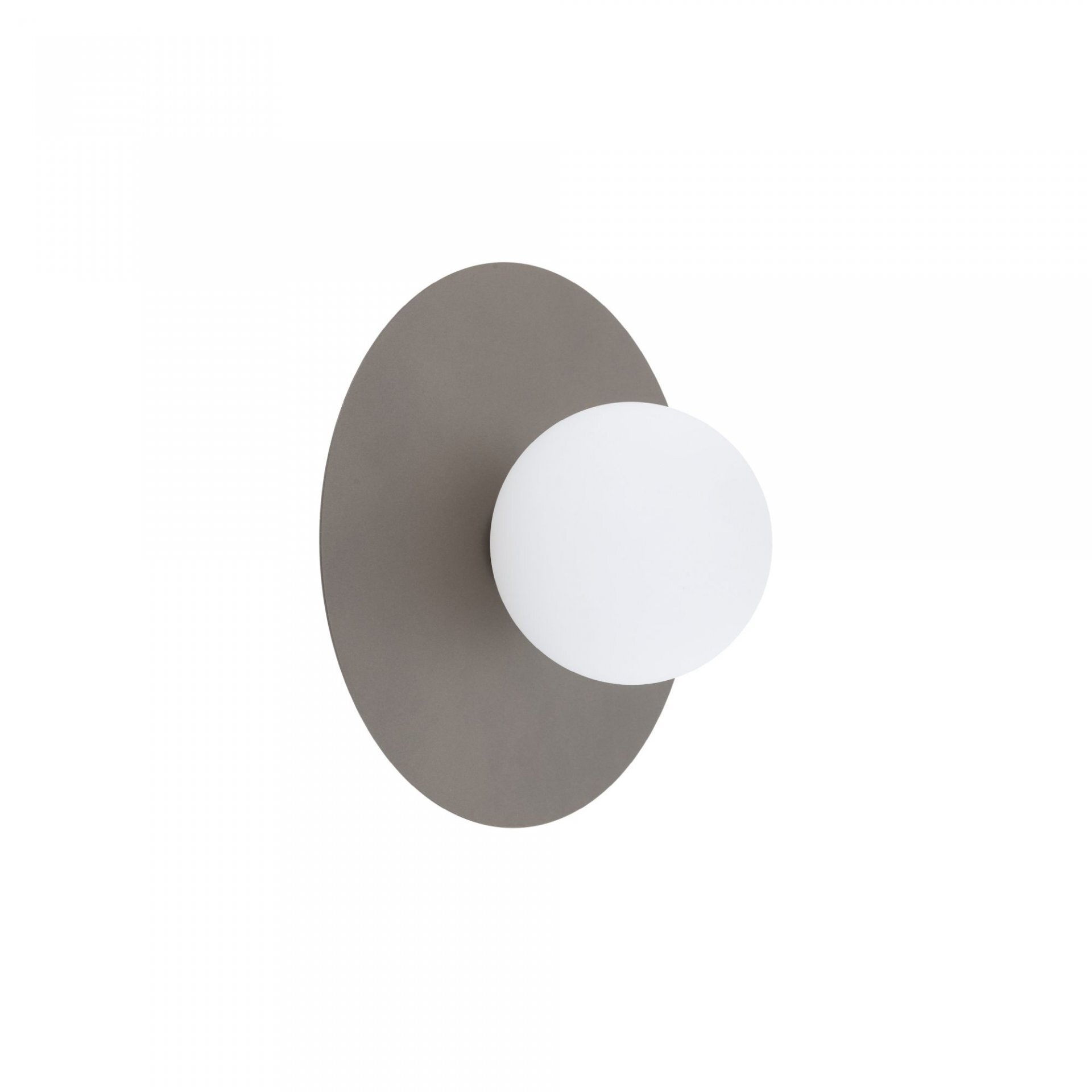 Na obrazie widoczna jest lampa ścienno-sufitowa z okrągłym, białym kloszem zamontowanym na owalnej, brązowej podstawie. Lampa ma nowoczesny design.