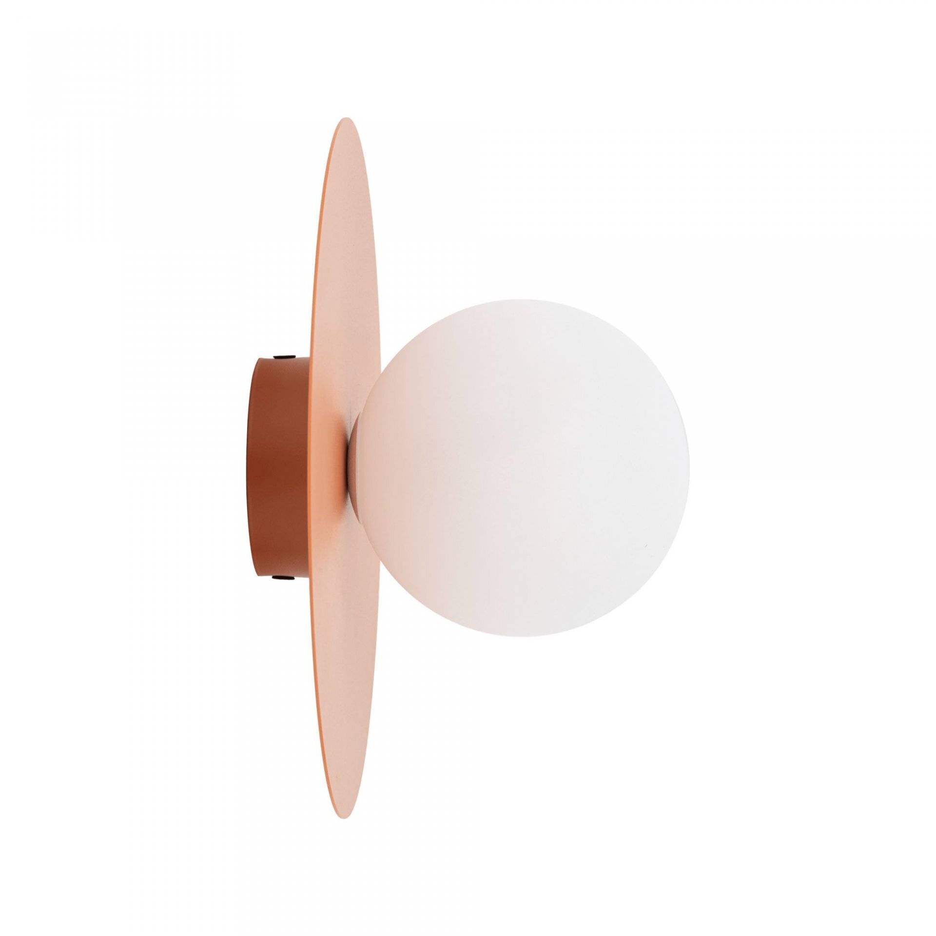 Lampa ścienno-sufitowa z okrągłym, białym kloszem i płaską, okrągłą podstawą w kolorze łososiowym. Konstrukcja jest nowoczesna i minimalistyczna.