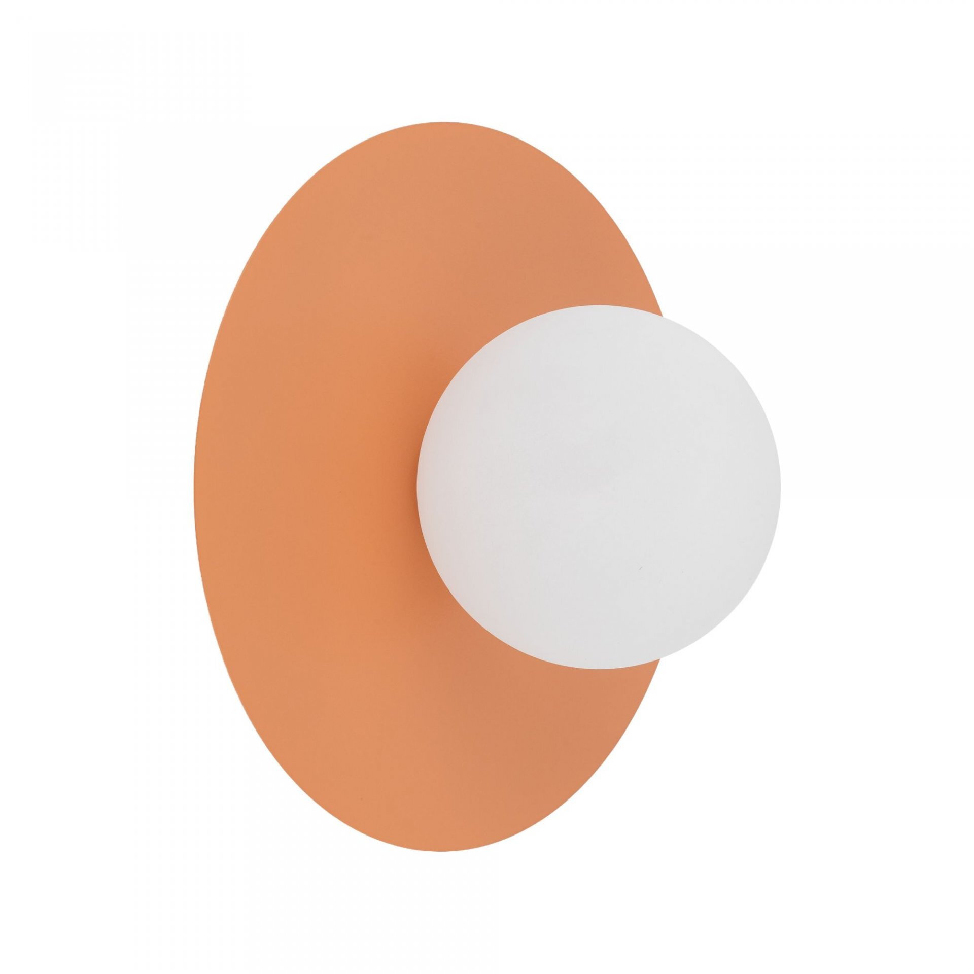 Lampa ścienno-sufitowa z okrągłym, białym kloszem zamontowanym na owalnej, pomarańczowej podstawie. Design jest nowoczesny i minimalistyczny.