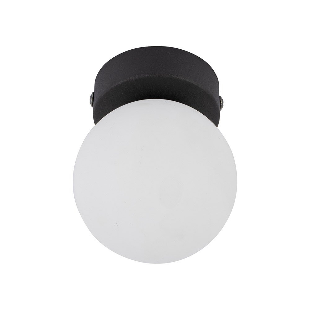 Na obrazie widoczna jest czarna lampa sufitowo-ścienna z białym, kulistym kloszem. Lampa wykonana jest z metalu i szkła.