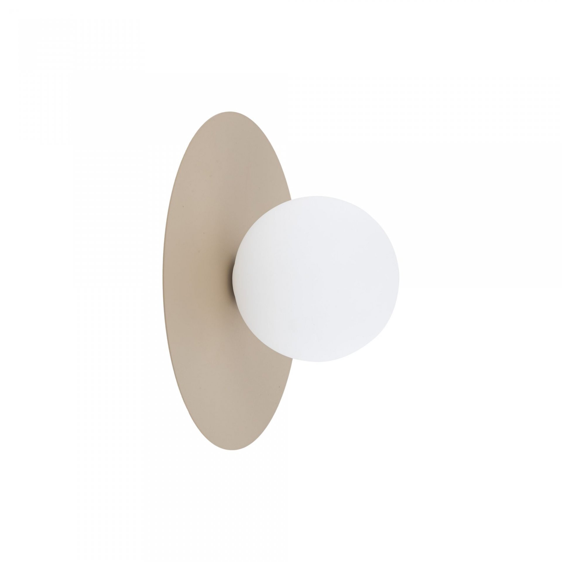Na obrazie widoczna jest lampa ścienno-sufitowa z okrągłym, beżowym mocowaniem i białym, kulistym kloszem. Lampa ma nowoczesny design i jest przeznaczona do wnętrz.