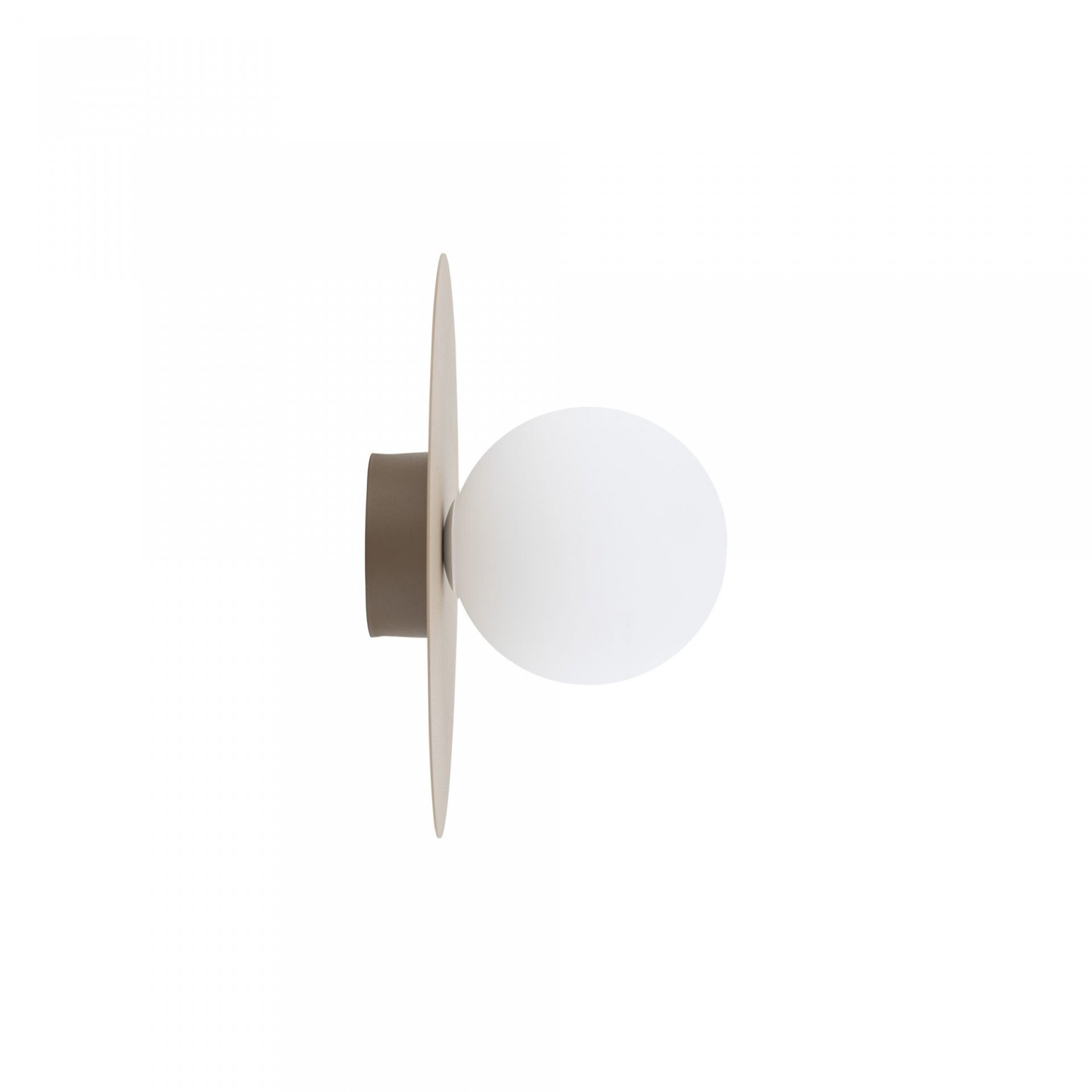 Na obrazie widoczna jest lampa ścienno-sufitowa z białym, kulistym kloszem i beżowym mocowaniem. Lampa ma nowoczesny design i jest przeznaczona do wnętrz.