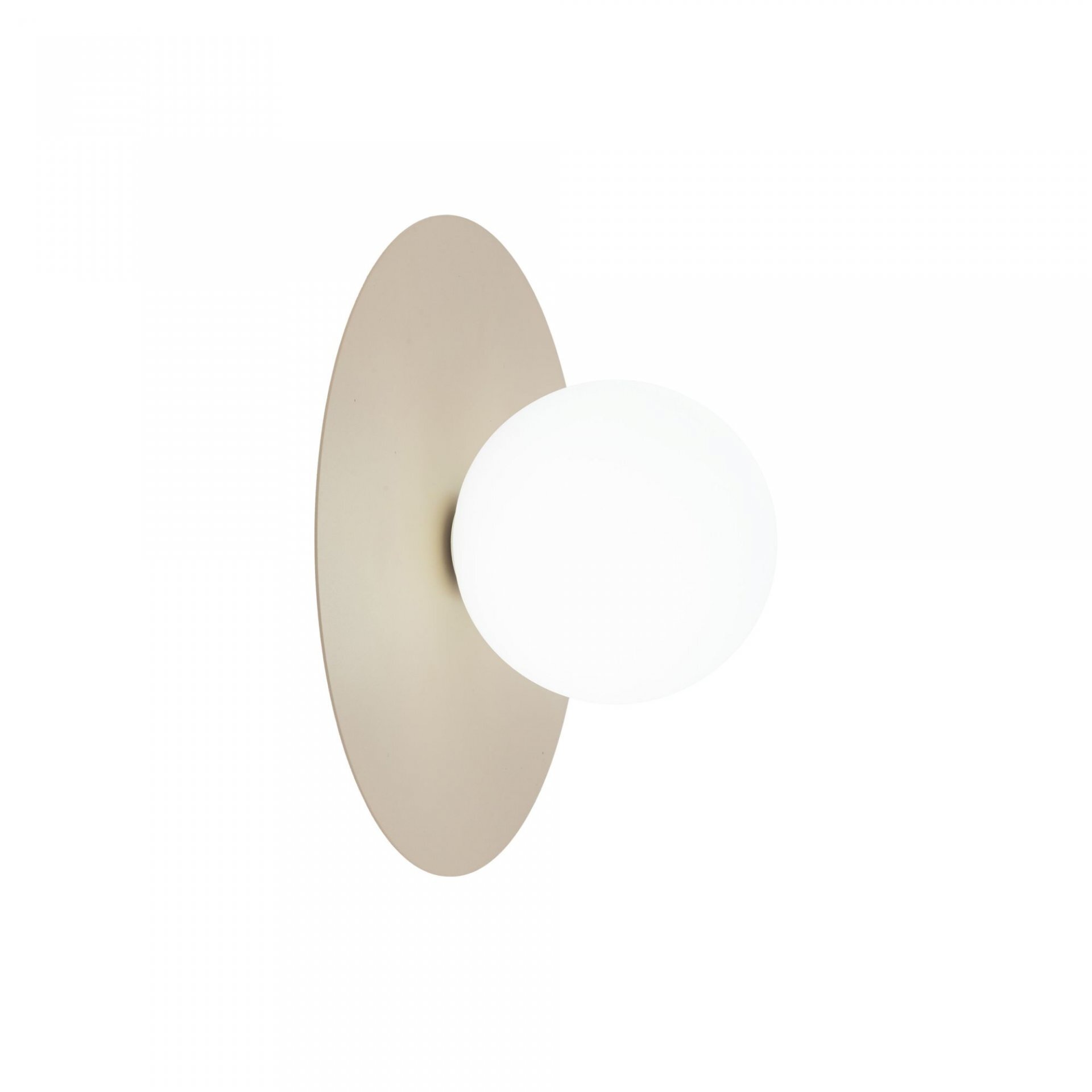 Na obrazie widoczna jest lampa ścienno-sufitowa z okrągłym, białym kloszem i beżowym, owalnym mocowaniem. Lampa ma nowoczesny design i jest przeznaczona do wnętrz.