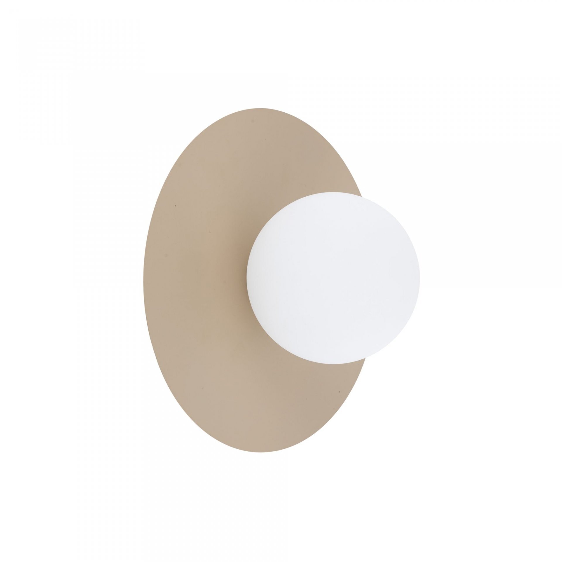 Lampa ścienno-sufitowa z białym, kulistym kloszem zamontowanym na beżowej, owalnej podstawie. Nowoczesny design, przeznaczona do wnętrz.