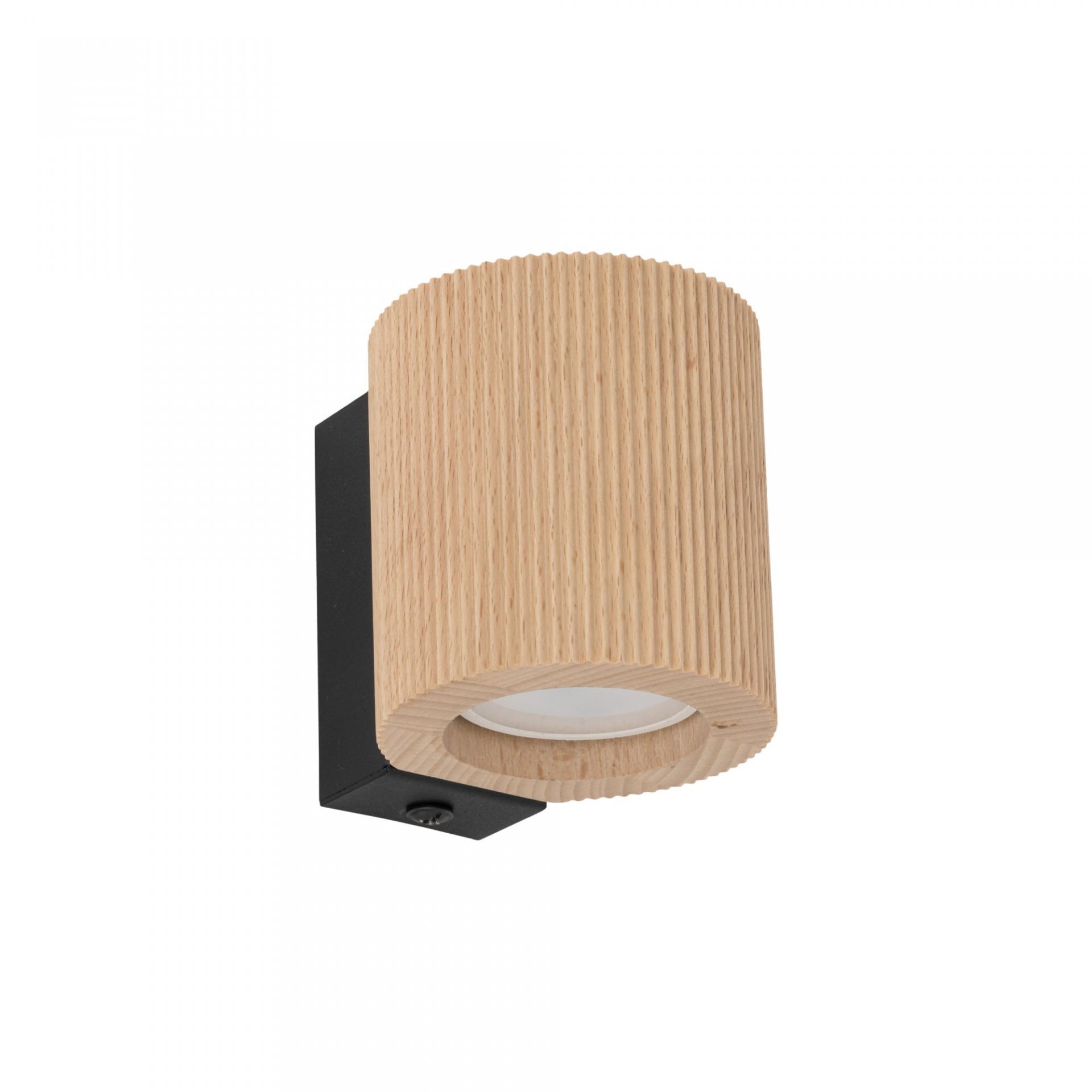 Lampa ścienna z cylindrycznym kloszem wykonanym z drewna o jasnym odcieniu, zamontowana na czarnym uchwycie. Klosz ma pionowe żłobienia, a w jego wnętrzu znajduje się miejsce na żarówkę.