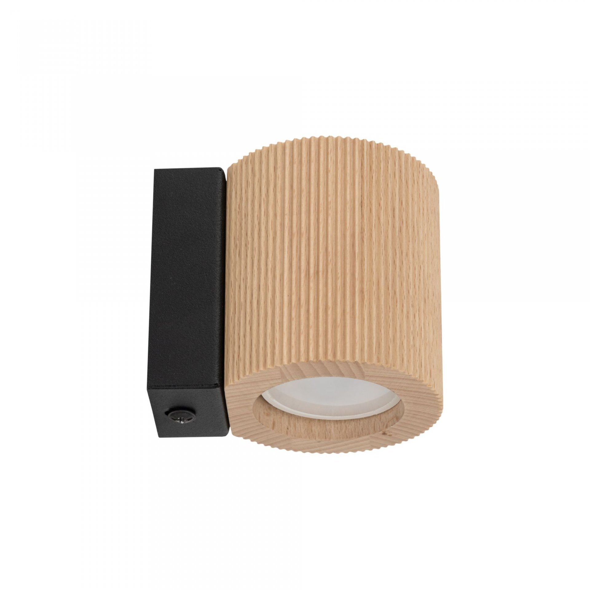 Lampa ścienna z cylindrycznym kloszem wykonanym z drewna o żłobionej powierzchni i czarnym uchwytem montażowym. Klosz posiada miejsce na jedną żarówkę typu GU10.