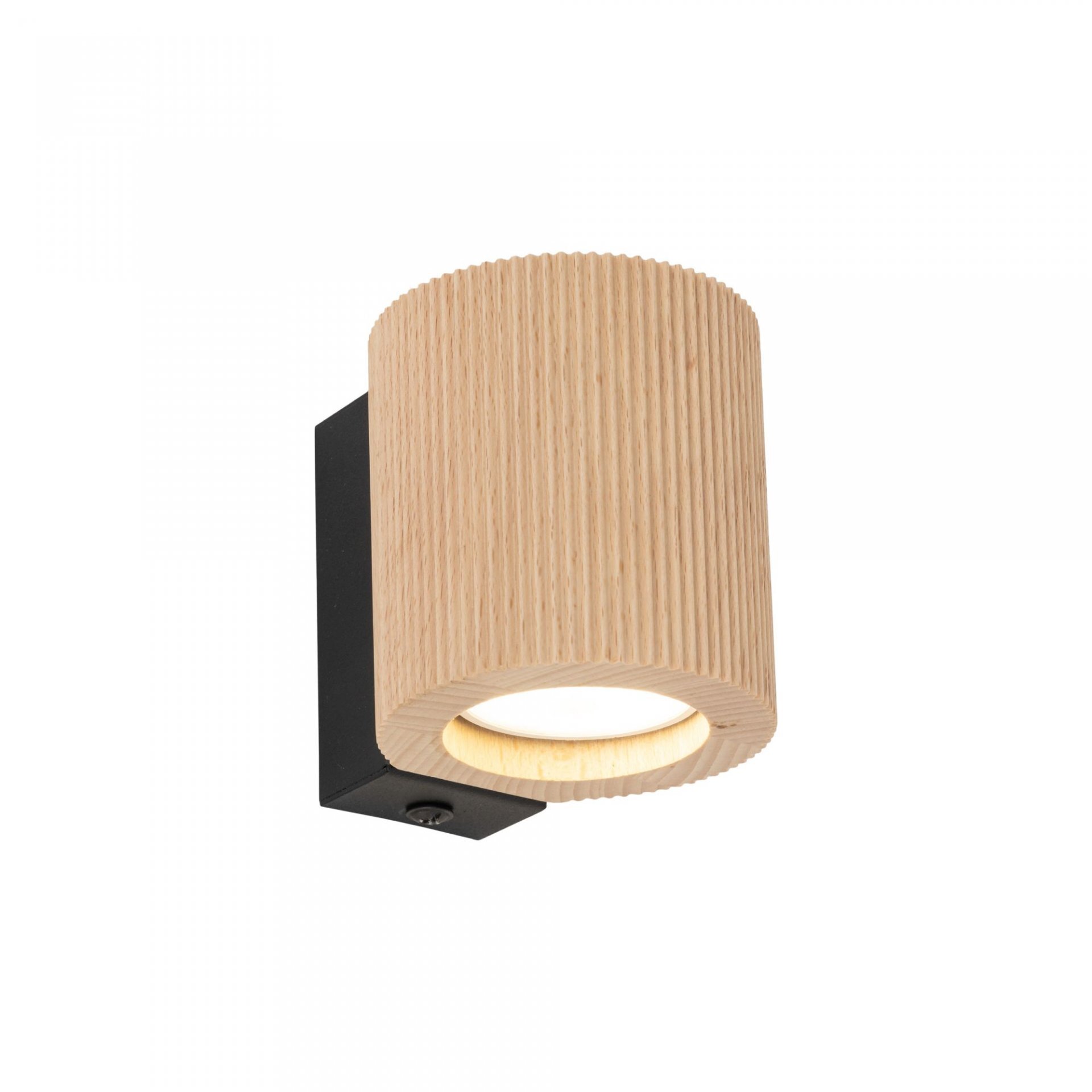 Lampa ścienna z cylindrycznym kloszem z drewna o jasnym odcieniu, zamontowana na czarnej podstawie. Klosz ma pionowe żłobienia, a światło skierowane jest w dół.