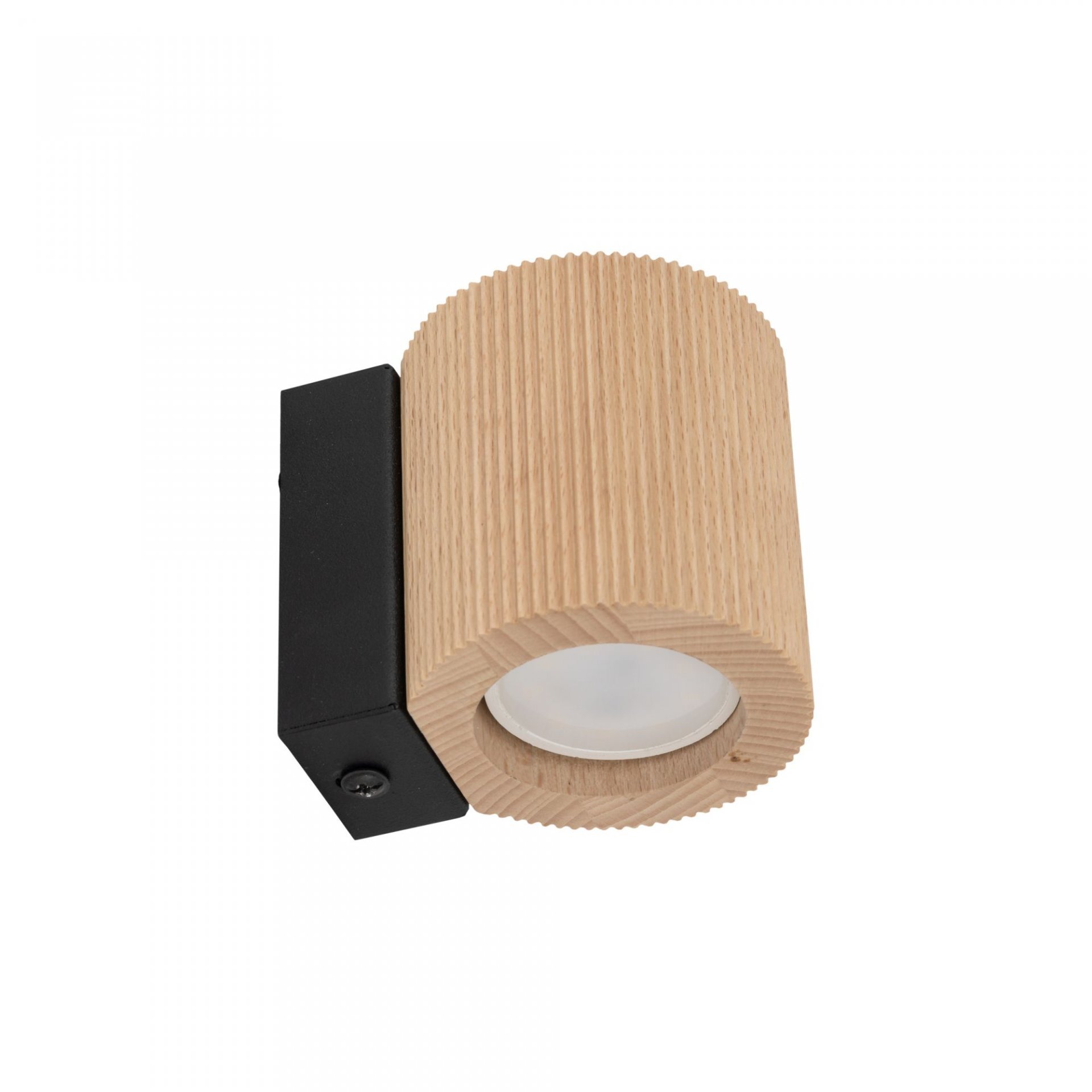 Lampa ścienna z cylindrycznym kloszem wykonanym z drewna o jasnym odcieniu, zamontowana na czarnym uchwycie. Klosz ma żłobioną powierzchnię i otwór na żarówkę GU10.