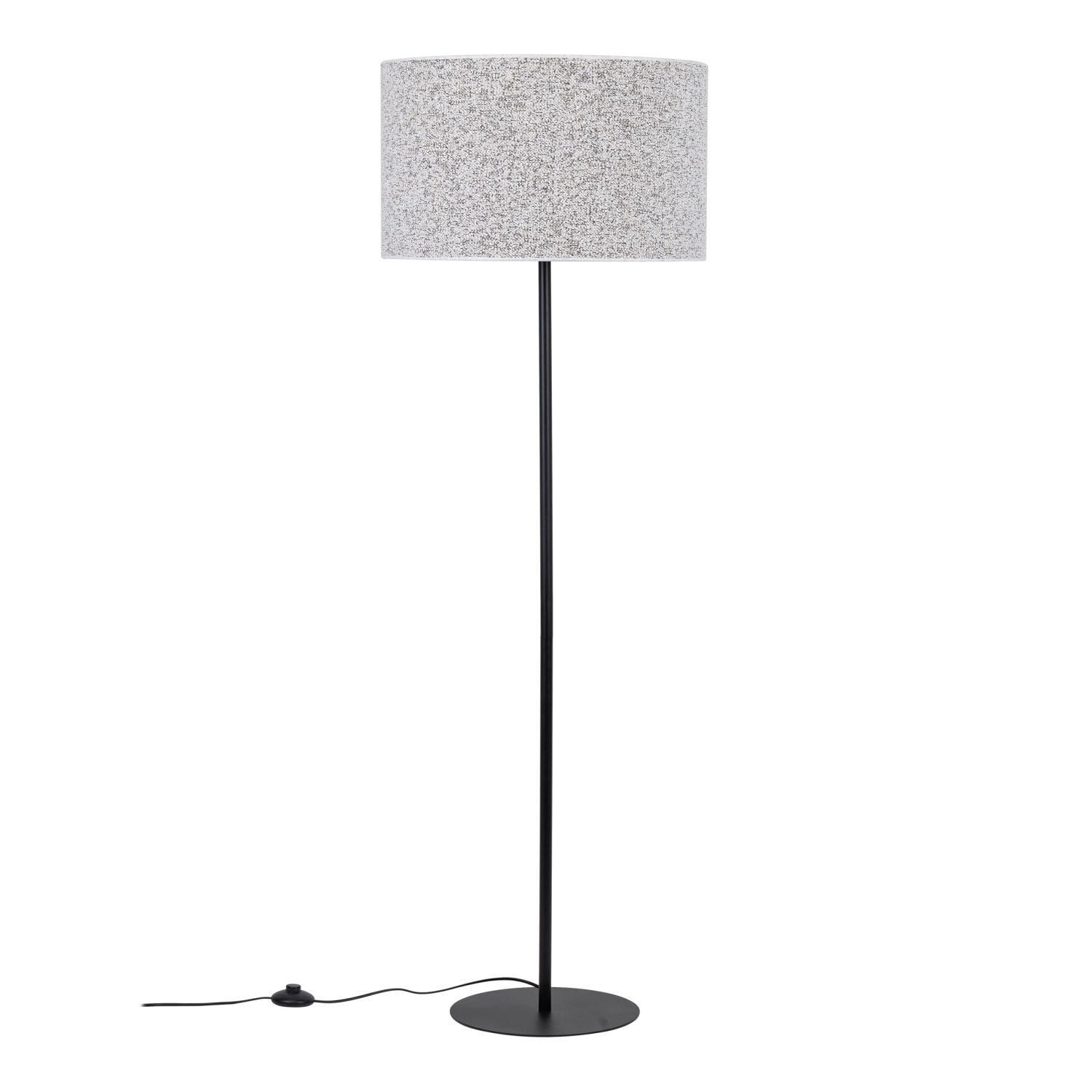 Lampa podłogowa z czarną podstawą i szarym abażurem o cylindrycznym kształcie. Posiada włącznik nożny na czarnym przewodzie.
